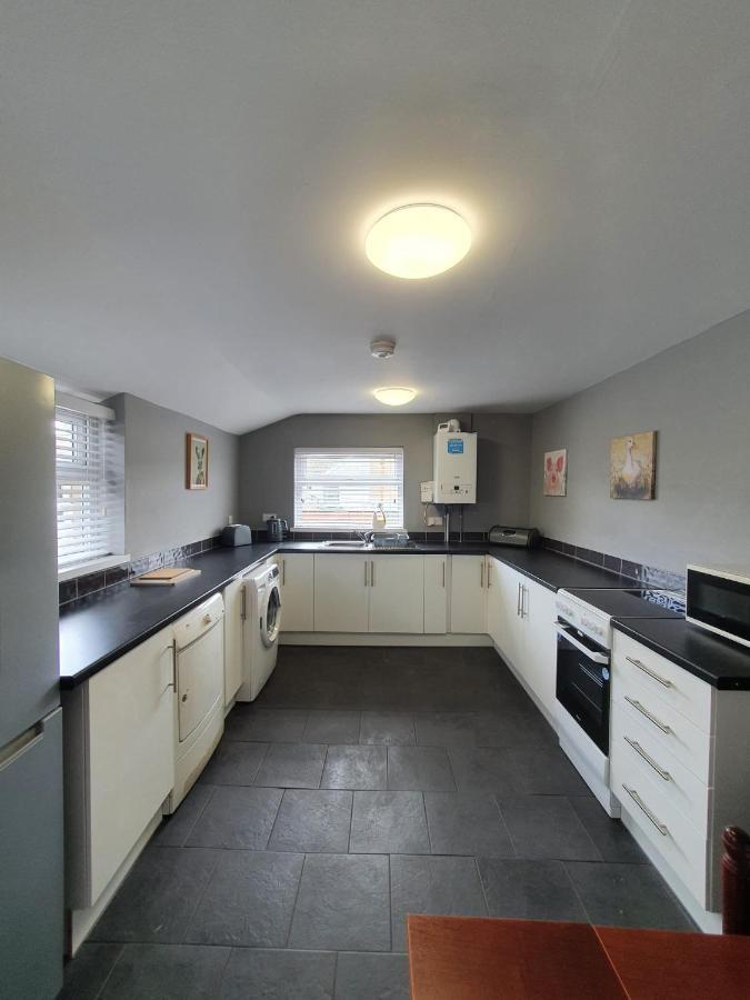 2 Bed House, Contractors & Holiday Guests Welcomed Dowlais Exterior foto
