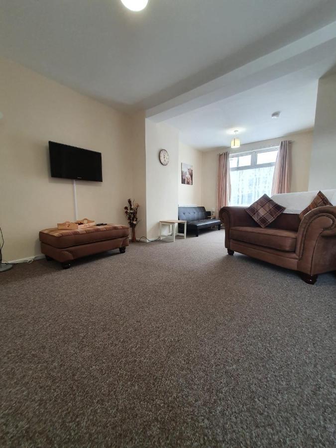 2 Bed House, Contractors & Holiday Guests Welcomed Dowlais Exterior foto